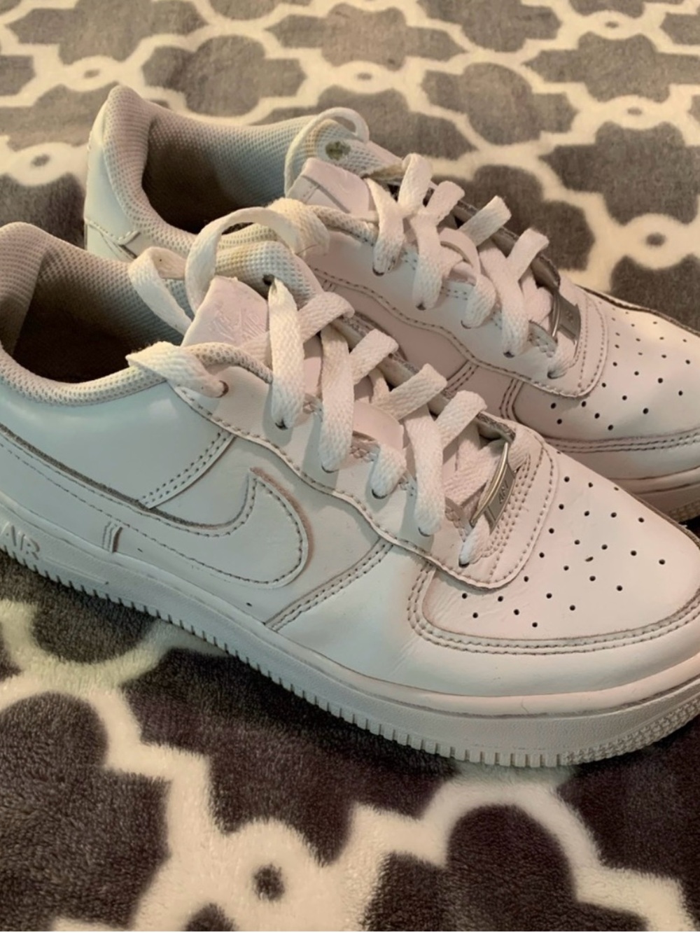 Nike Kids White Low-Top Sneakers with Perforated Toe